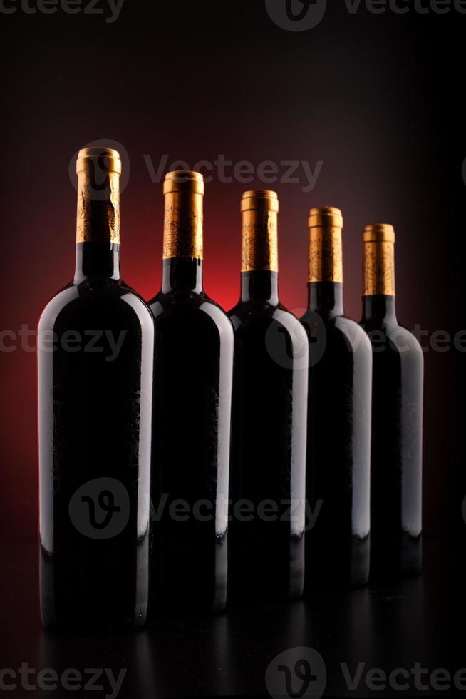 botellas de vino con fondo negro y rojo foto