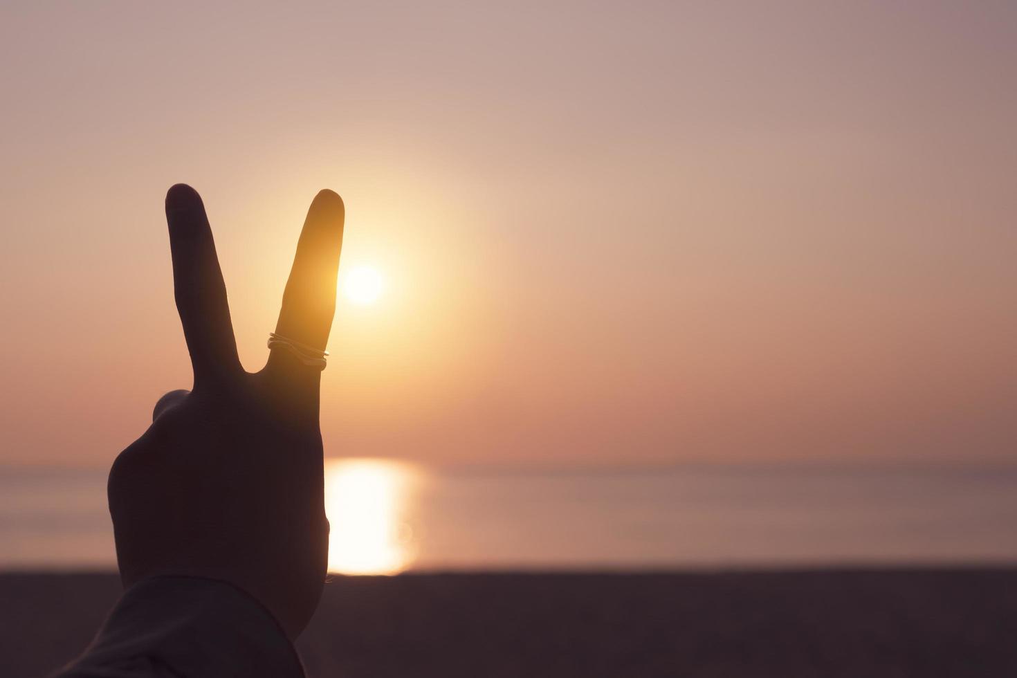 paz, fuera, señal de mano, delante de, un, ocaso foto