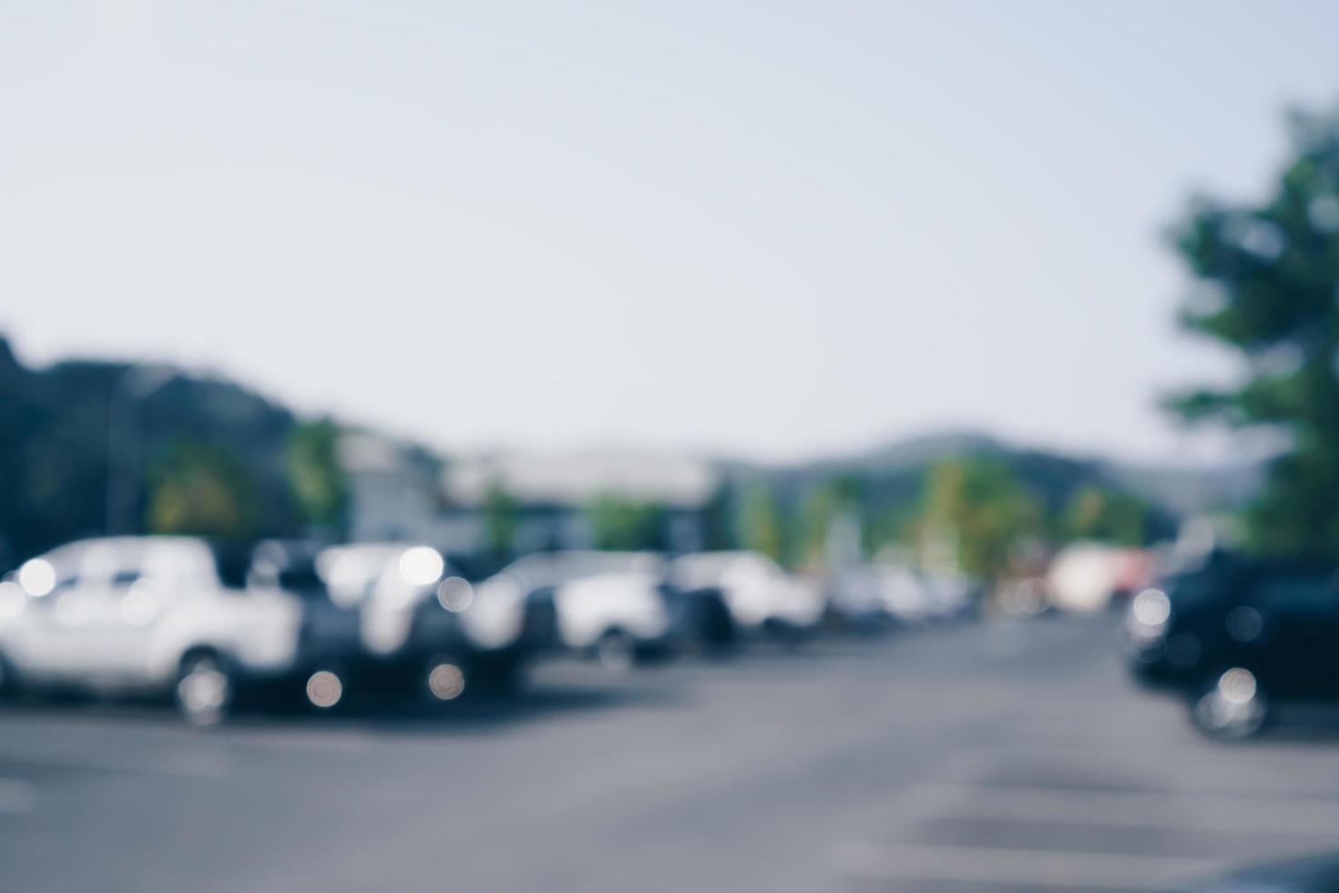 Estacionamiento de coche borrosa con muchos coches, fondo abstracto foto