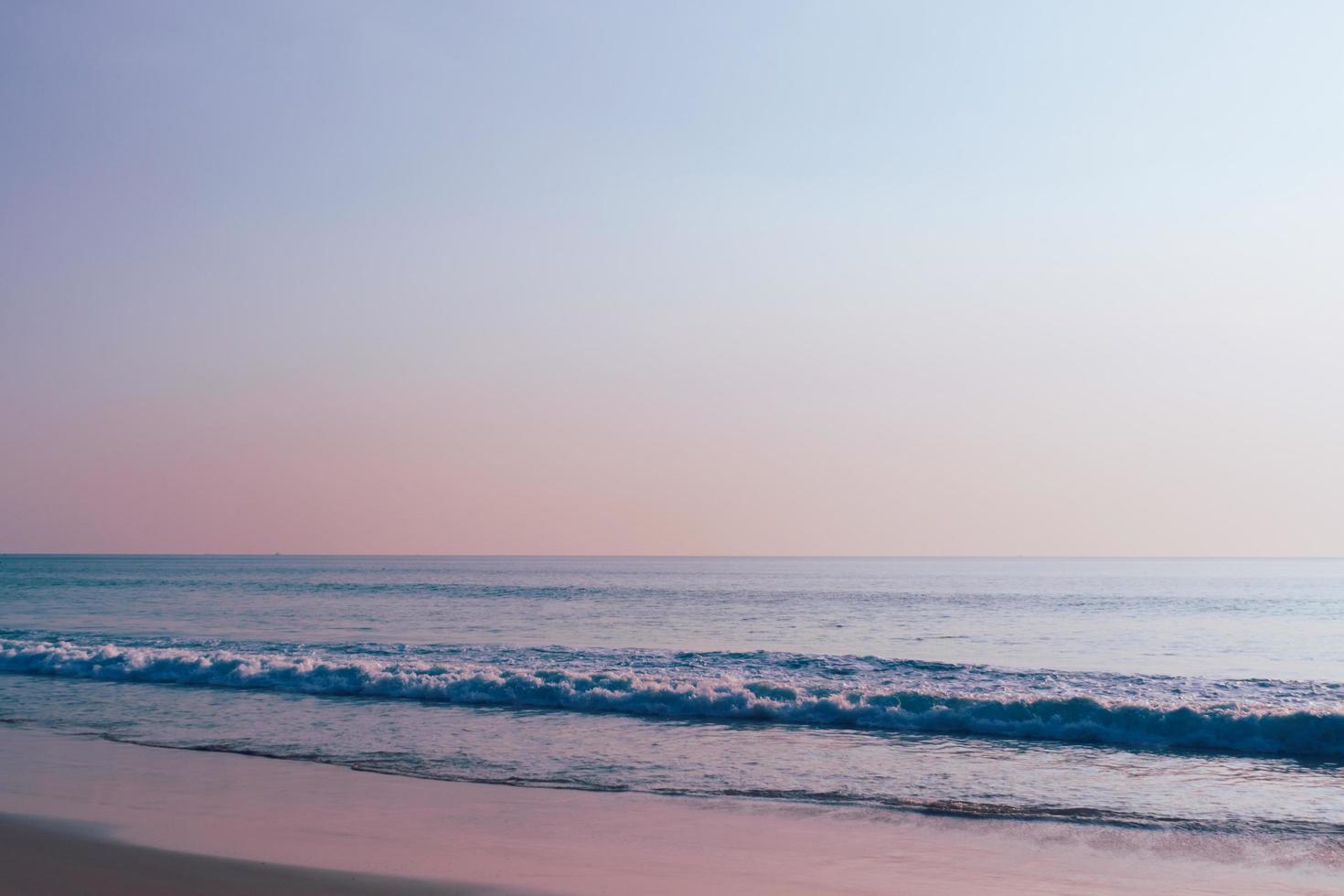 playa tropical y fondo de cielo azul foto