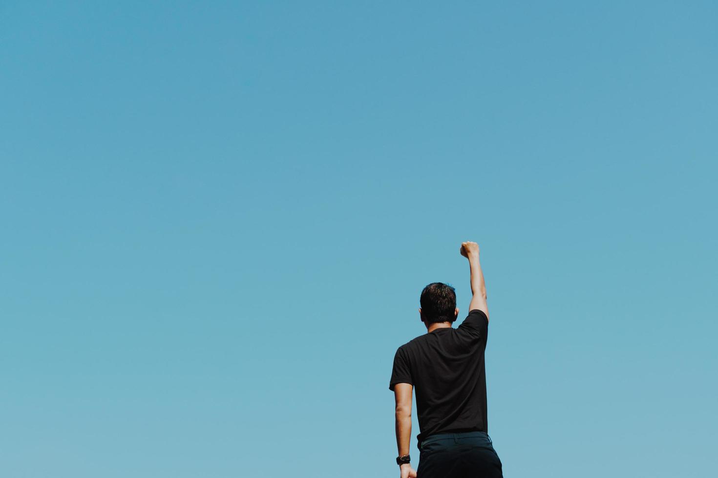 el hombre levanta las manos hacia el cielo foto