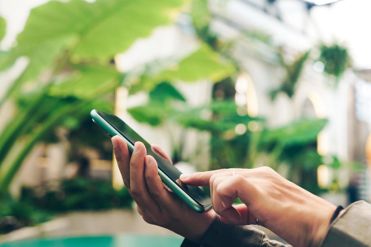 Mano de mujer con teléfono inteligente para hacer negocios, redes sociales, comunicación foto