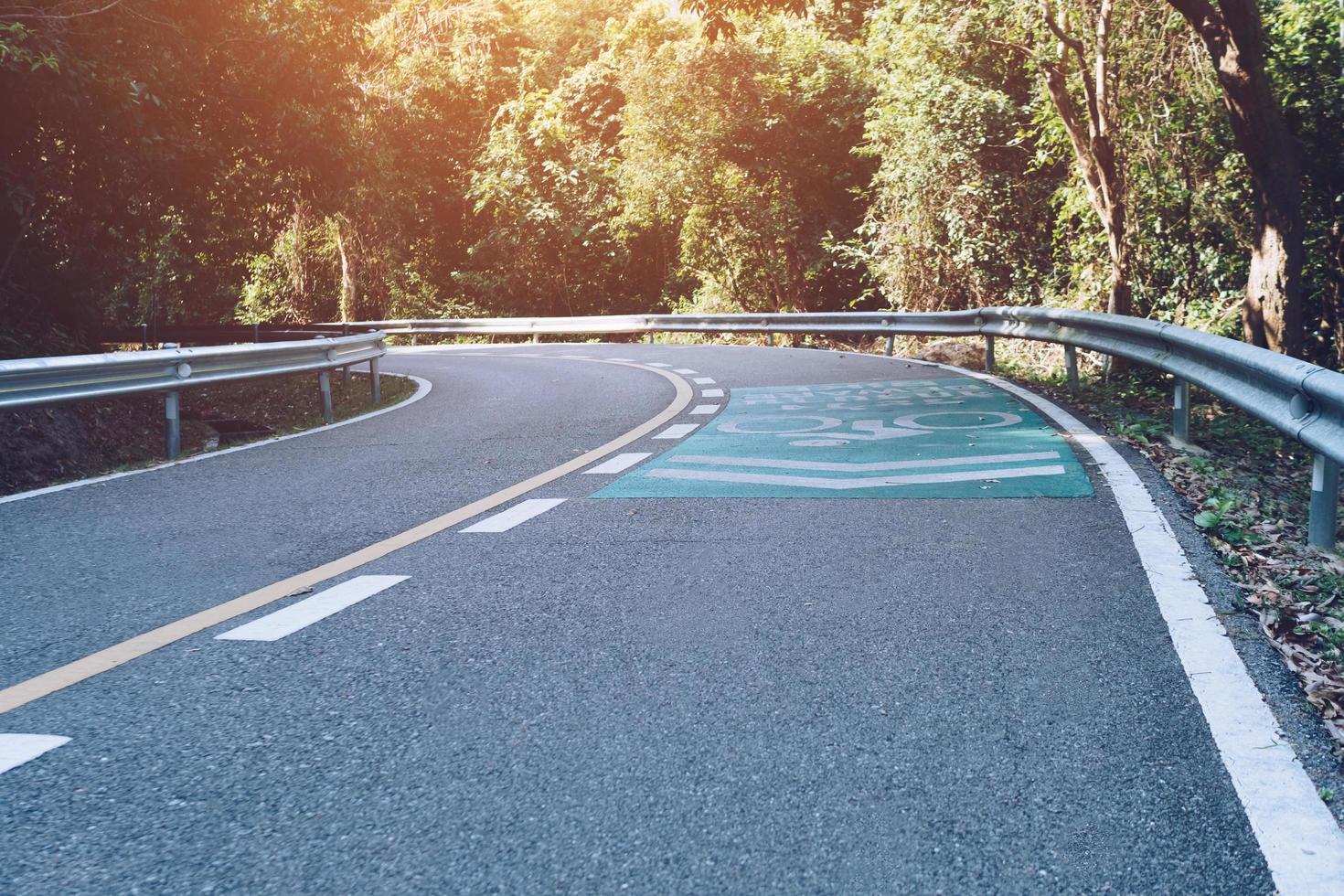 Carretera con carril bici en el país con la naturaleza que lo rodea. foto