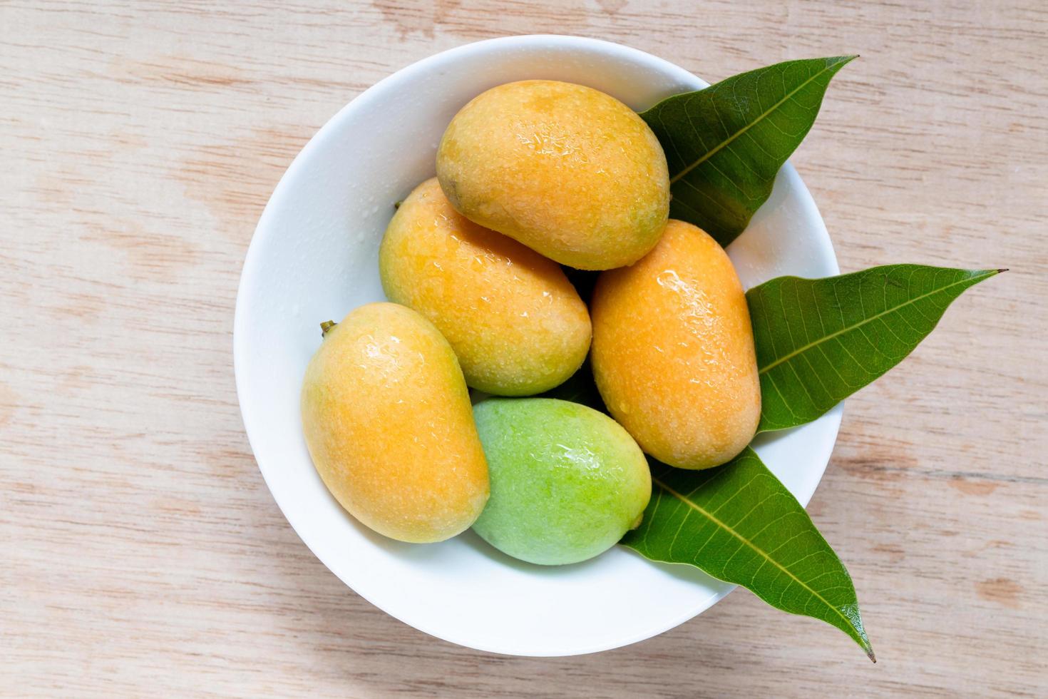 Cerca de mangos silvestres sobre un fondo de madera foto