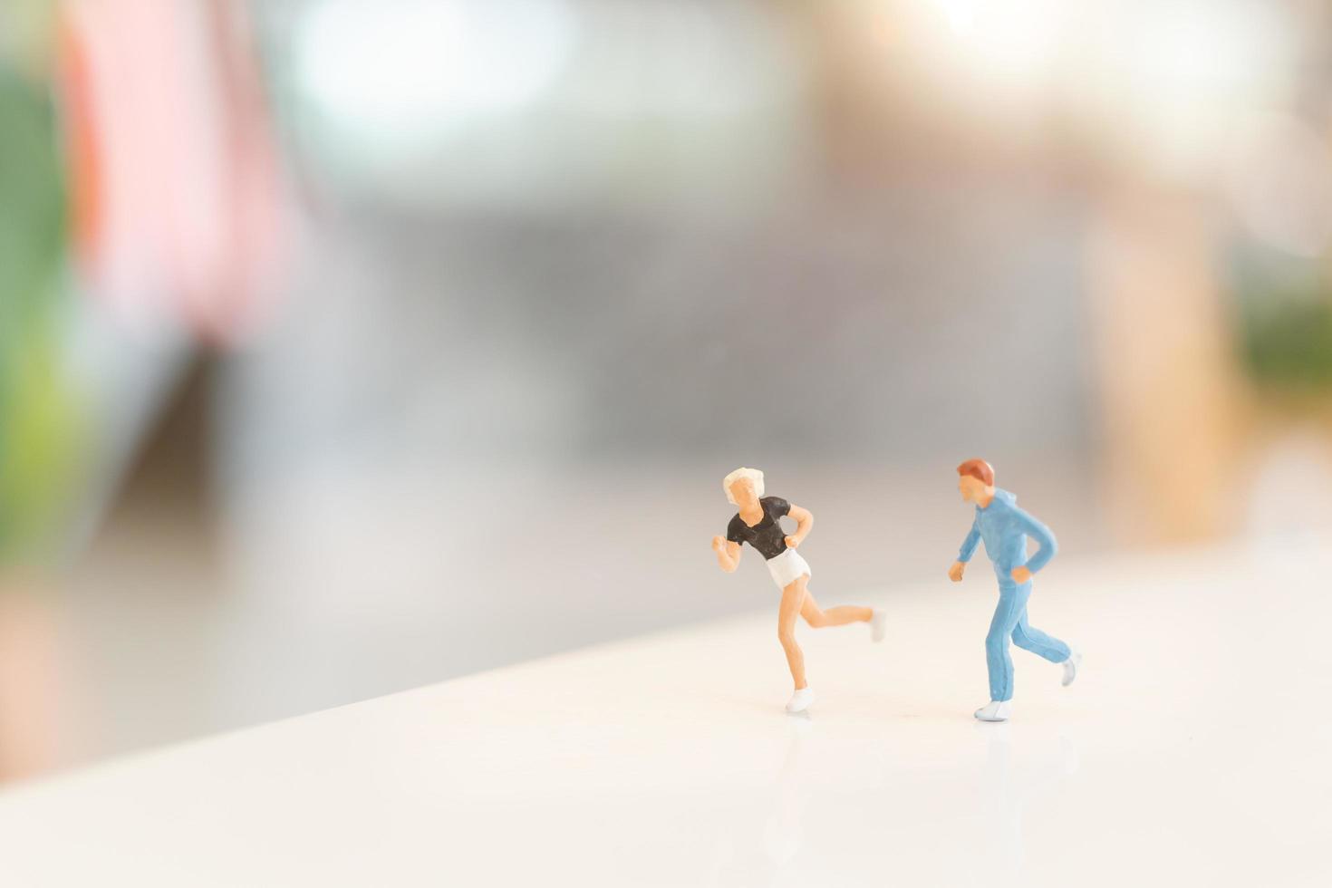 Gente en miniatura corriendo, concepto de salud y deportes. foto