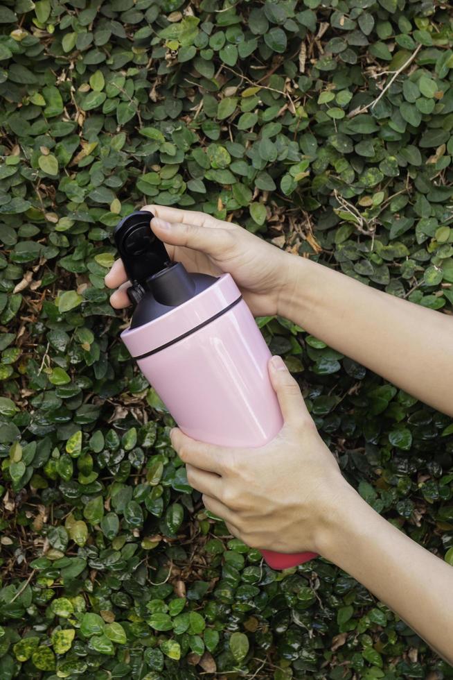 taza de viaje rosa foto