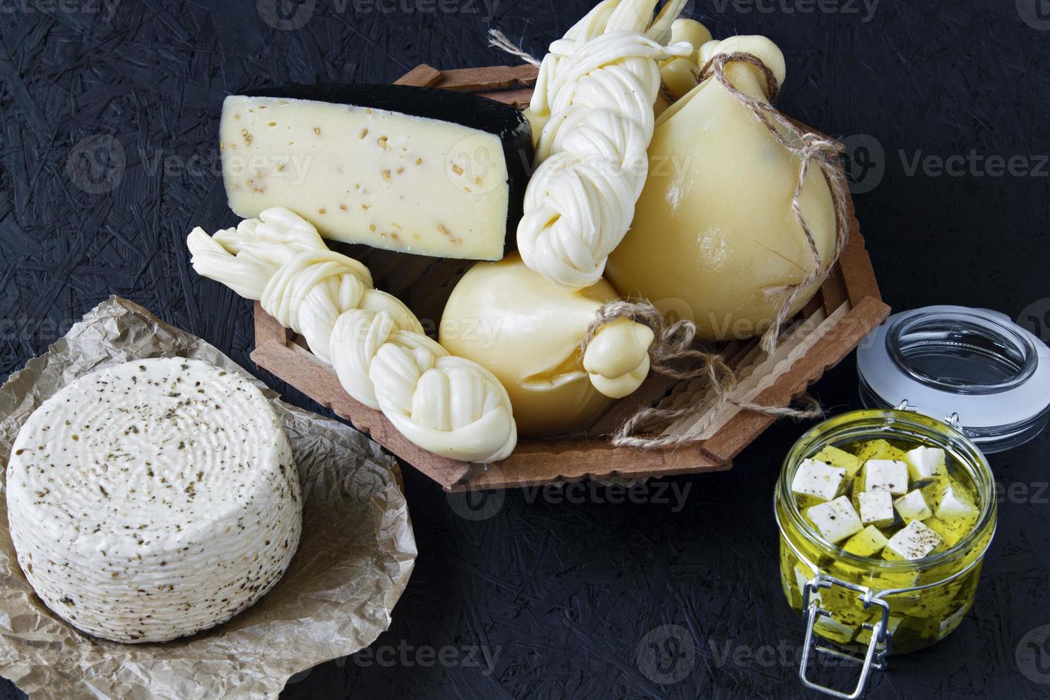 diferentes tipos de queso sobre un fondo negro foto