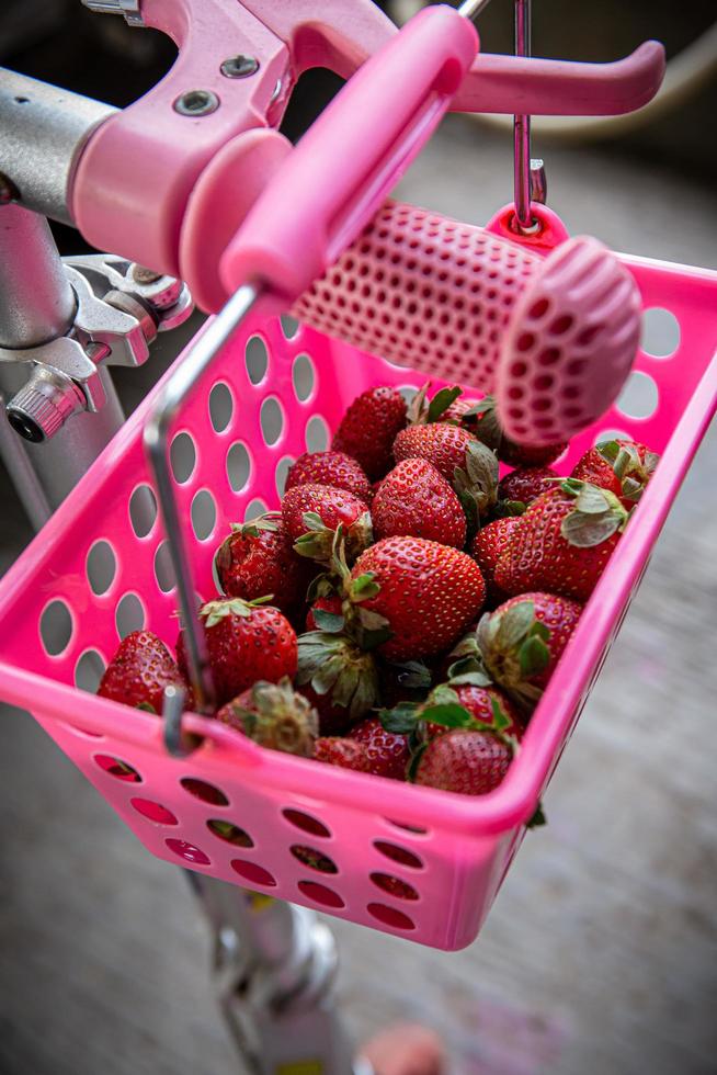 fresas en una canasta rosa foto