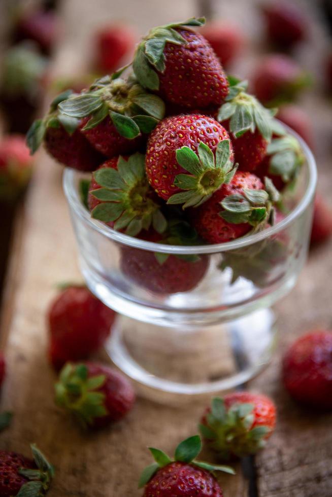 fresas en un vaso y en una mesa foto