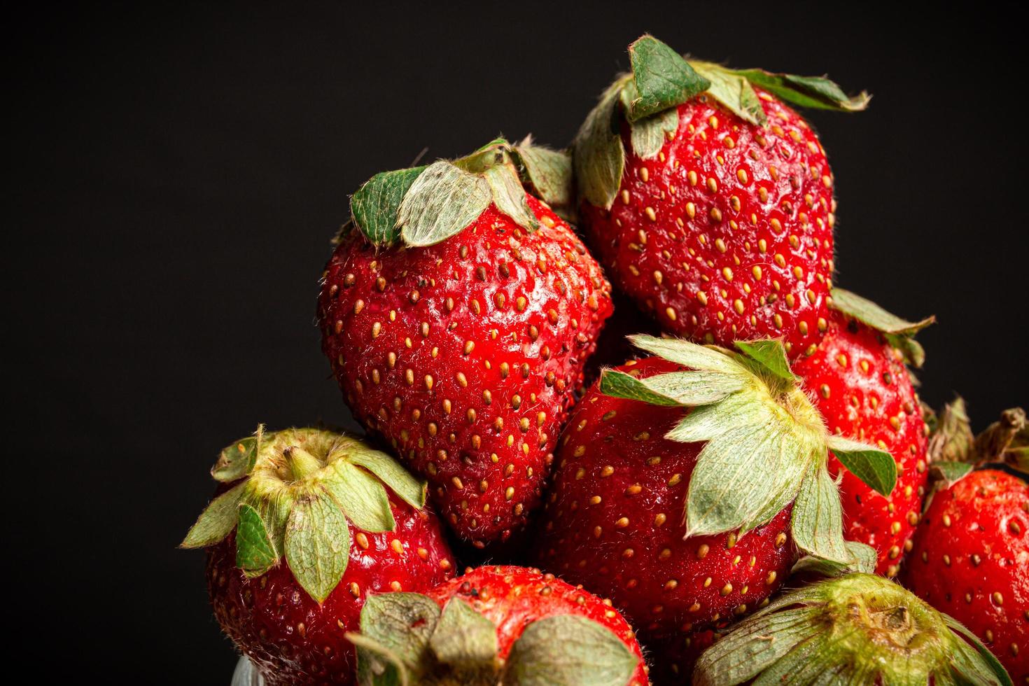 Macro de cerca de fresas en un vaso foto