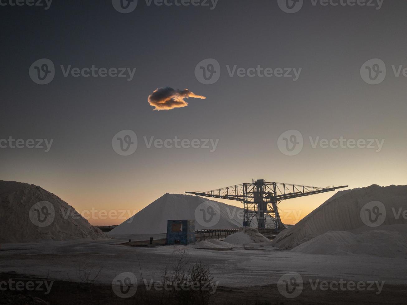 Salinas industriales en el levante español con la luz del final del día foto