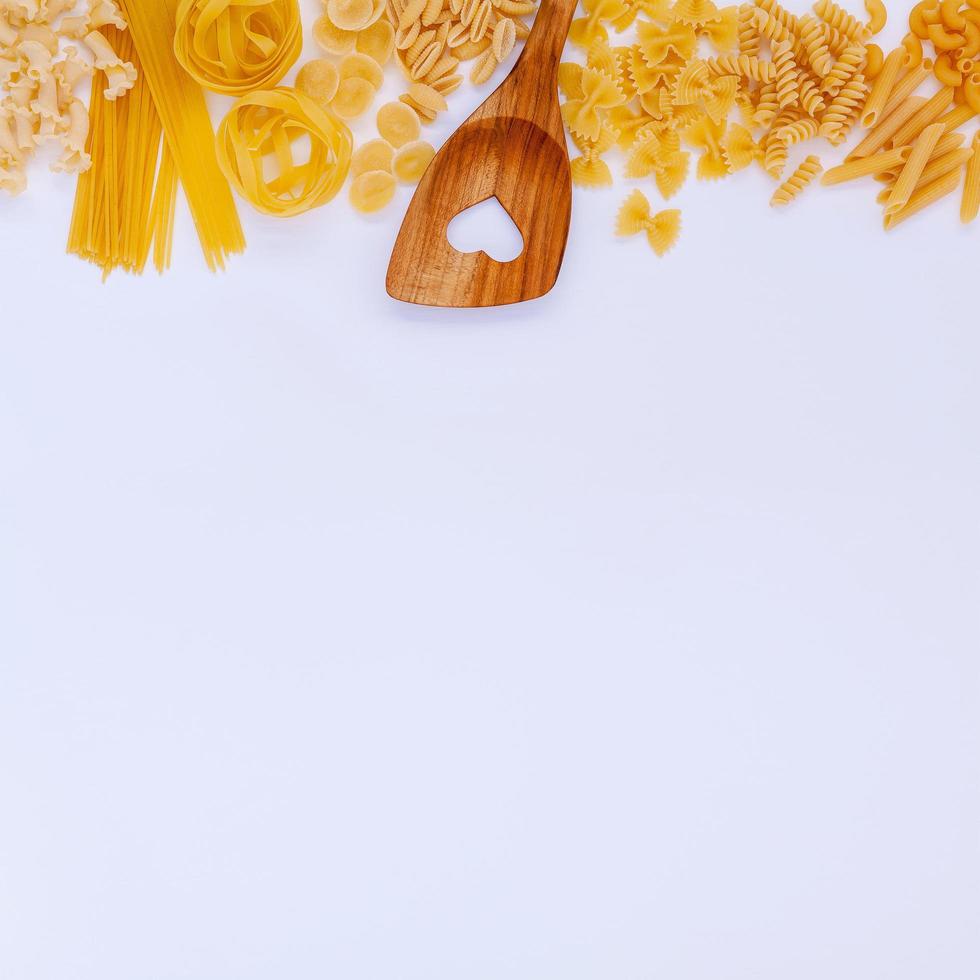 pasta y cuchara de madera con espacio de copia foto