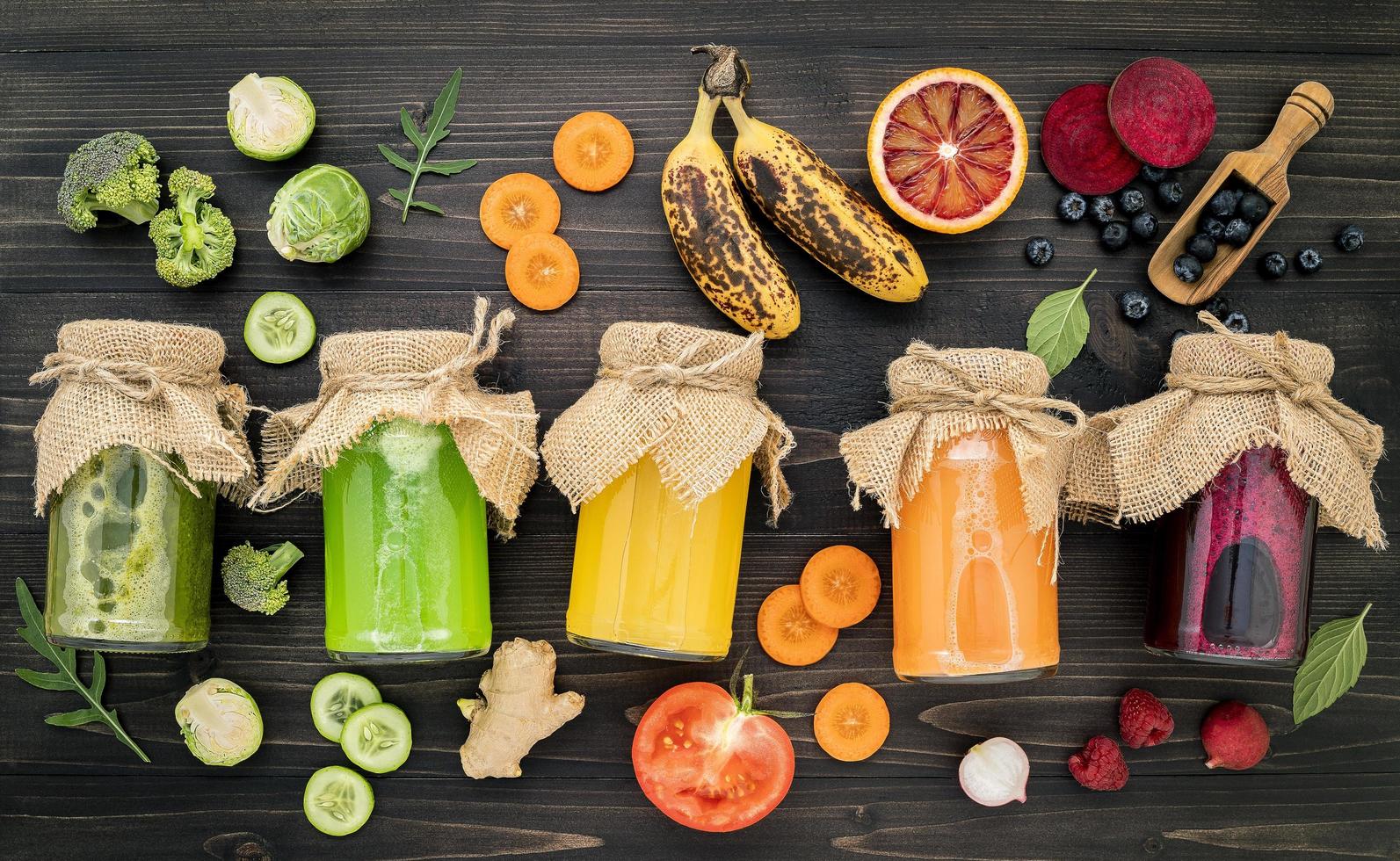 coloridos jugos de frutas y verduras foto