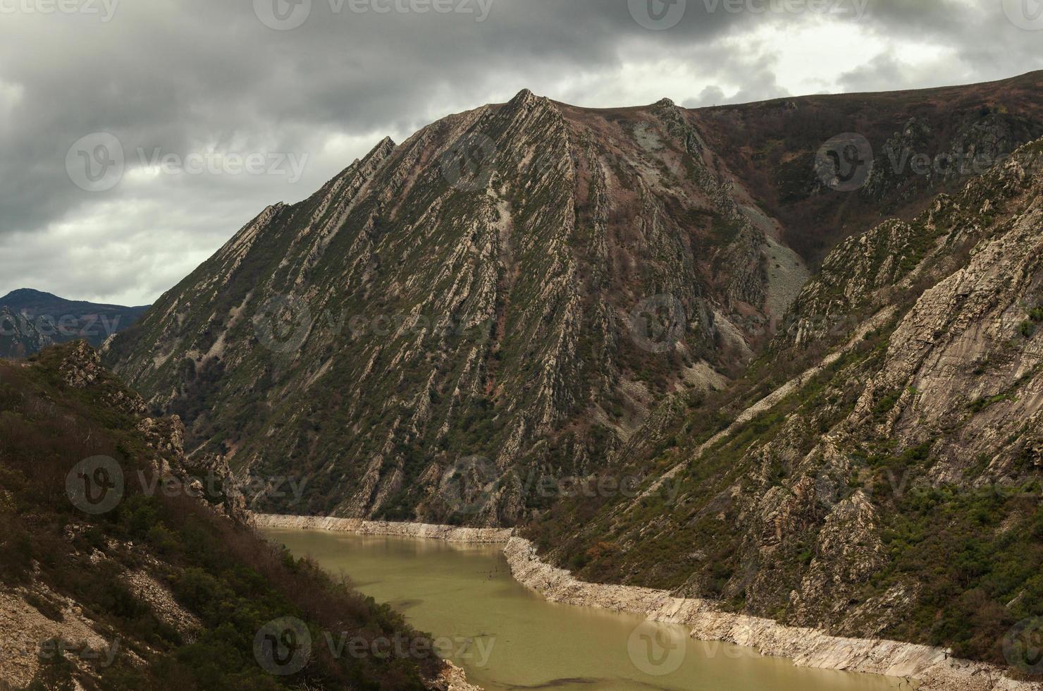 depósito en el lecho de un río entre montañas foto