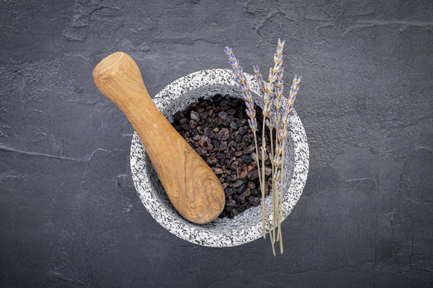 café y lavanda en un mortero foto