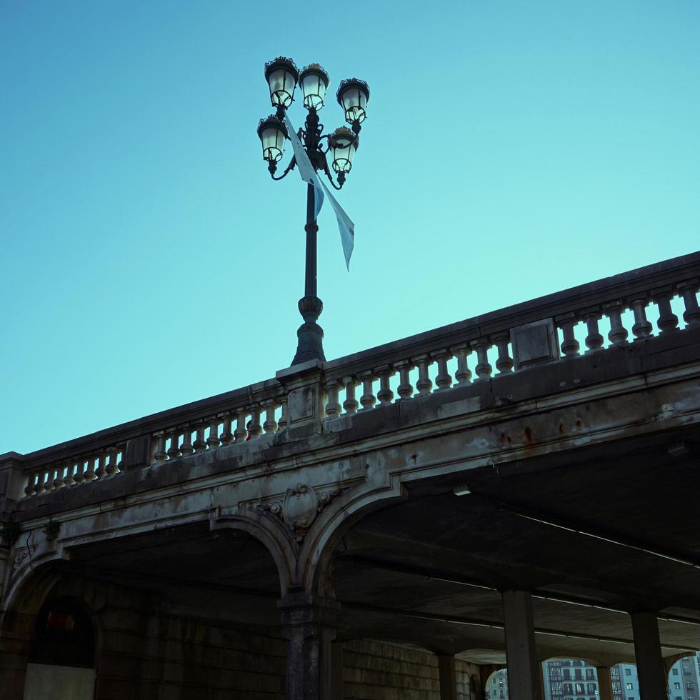 Lámpara de la calle en la ciudad de Bilbao, España foto