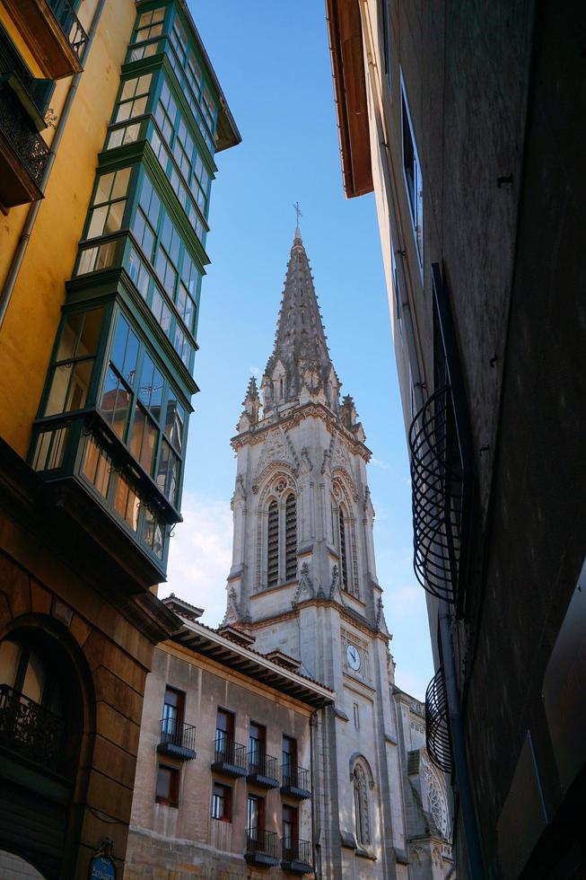 Arquitectura de la iglesia en la ciudad de Bilbao, España foto