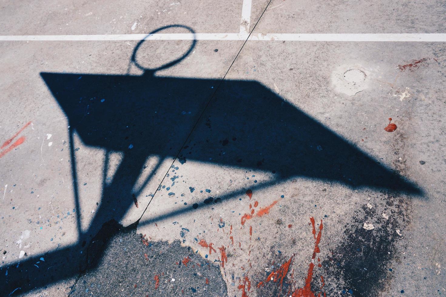 sombra de la canasta de la calle en la ciudad foto