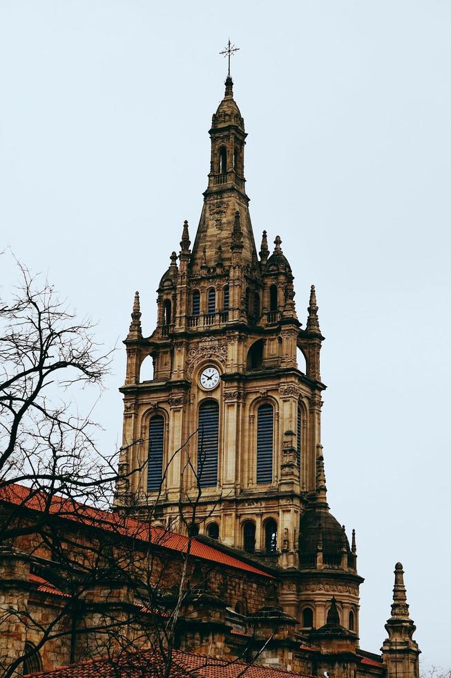 Arquitectura de la iglesia en la ciudad de Bilbao, España foto