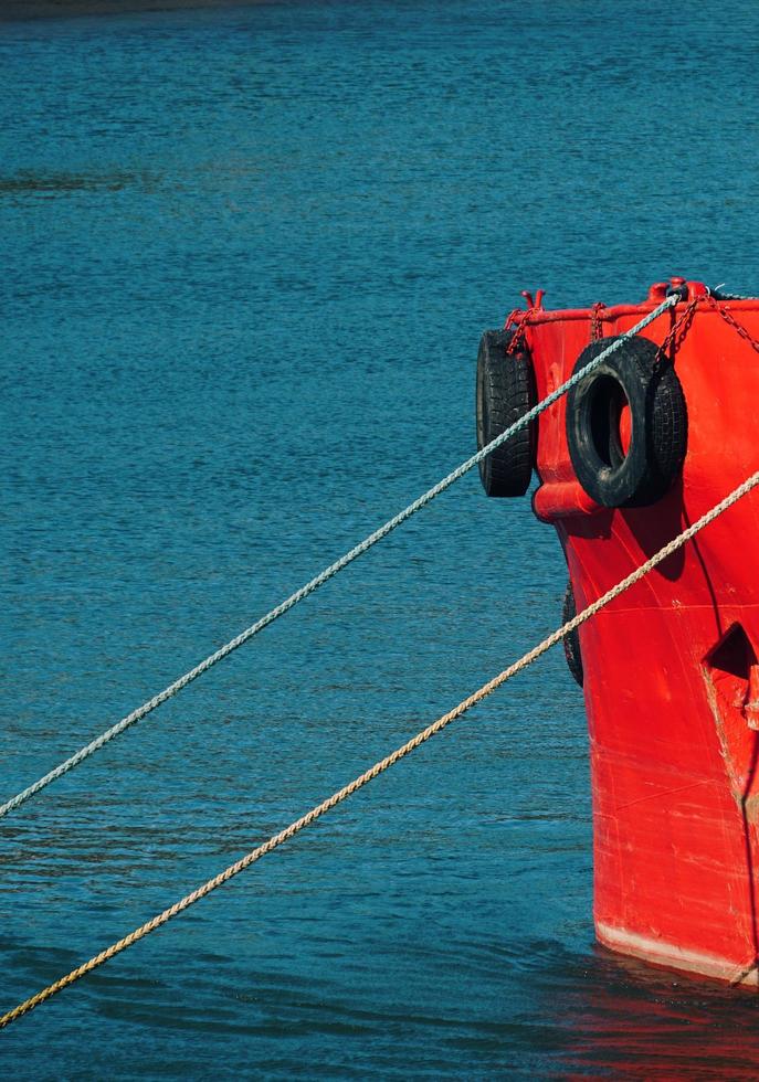 barco en el puerto marítimo foto