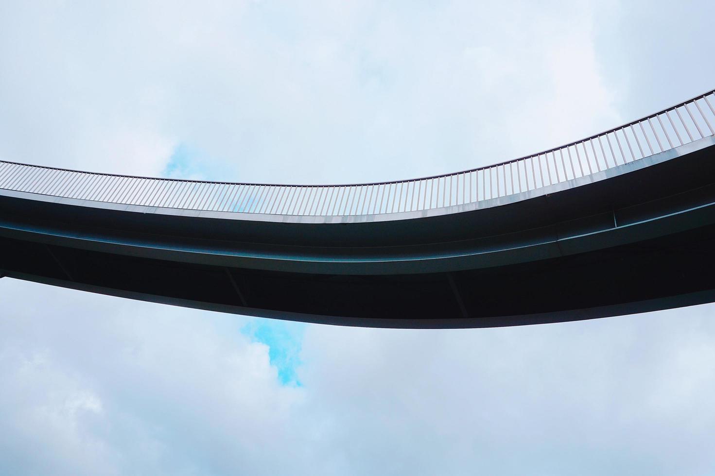 Arquitectura del puente en la ciudad de Bilbao, España foto