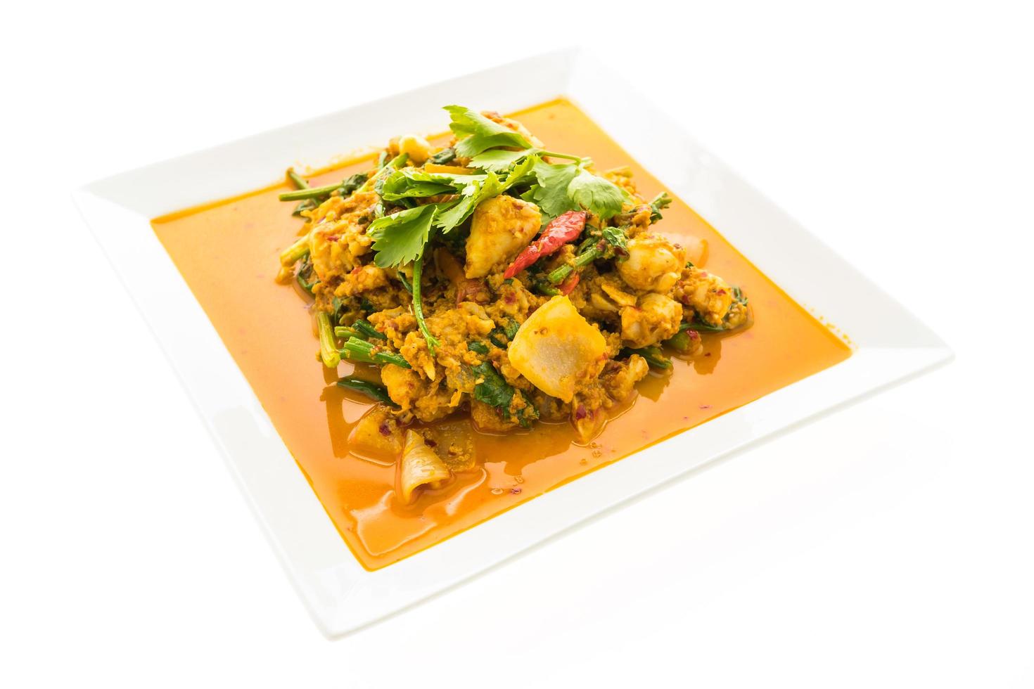 Revuelva el cangrejo frito con curry en la placa blanca. foto