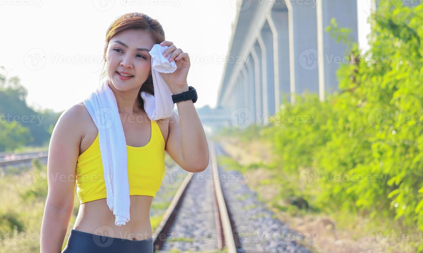 hermosa mujer ejercicios al aire libre en el parque foto