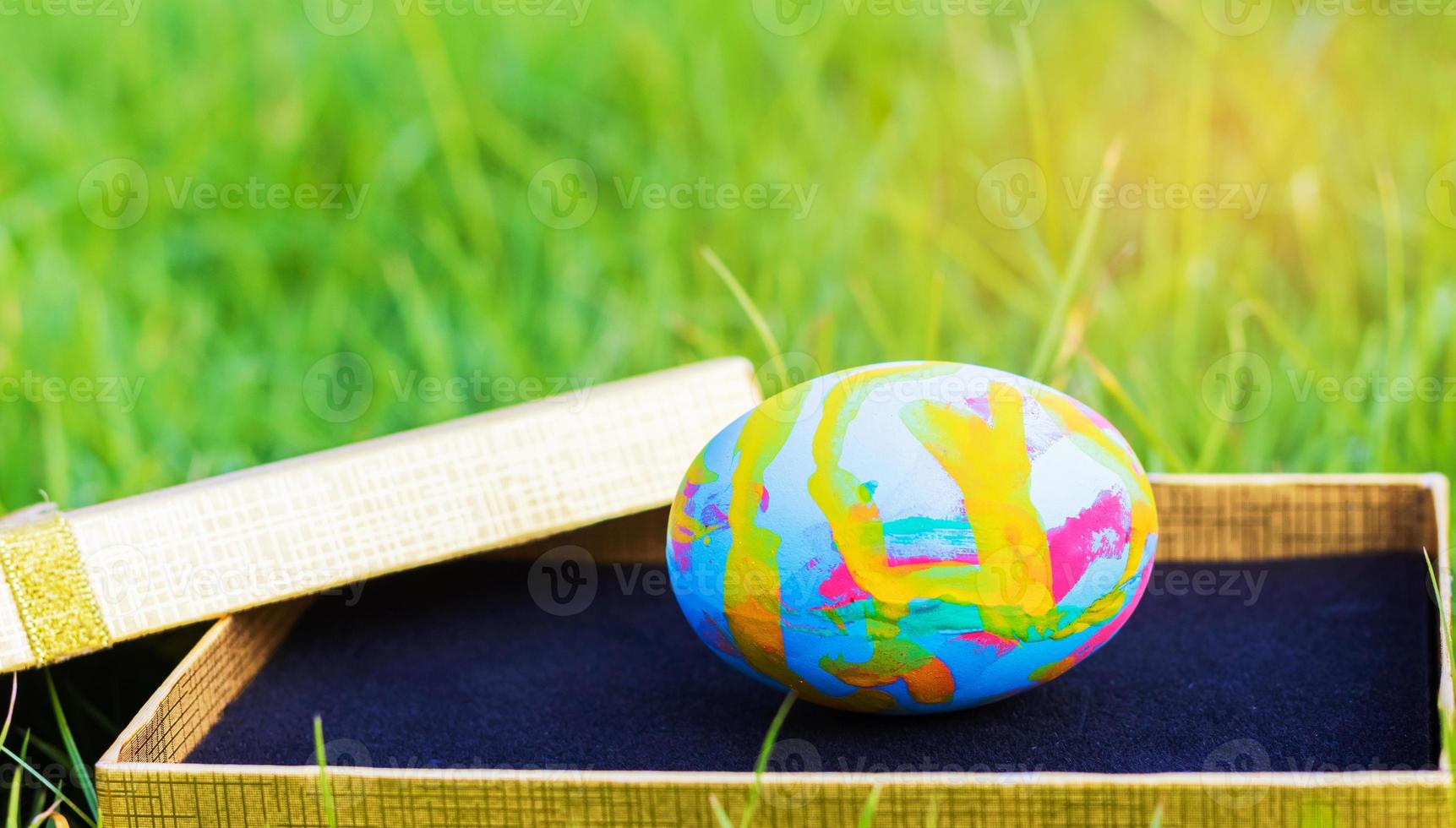 coloridos huevos de pascua en la caja de regalo para pascua foto