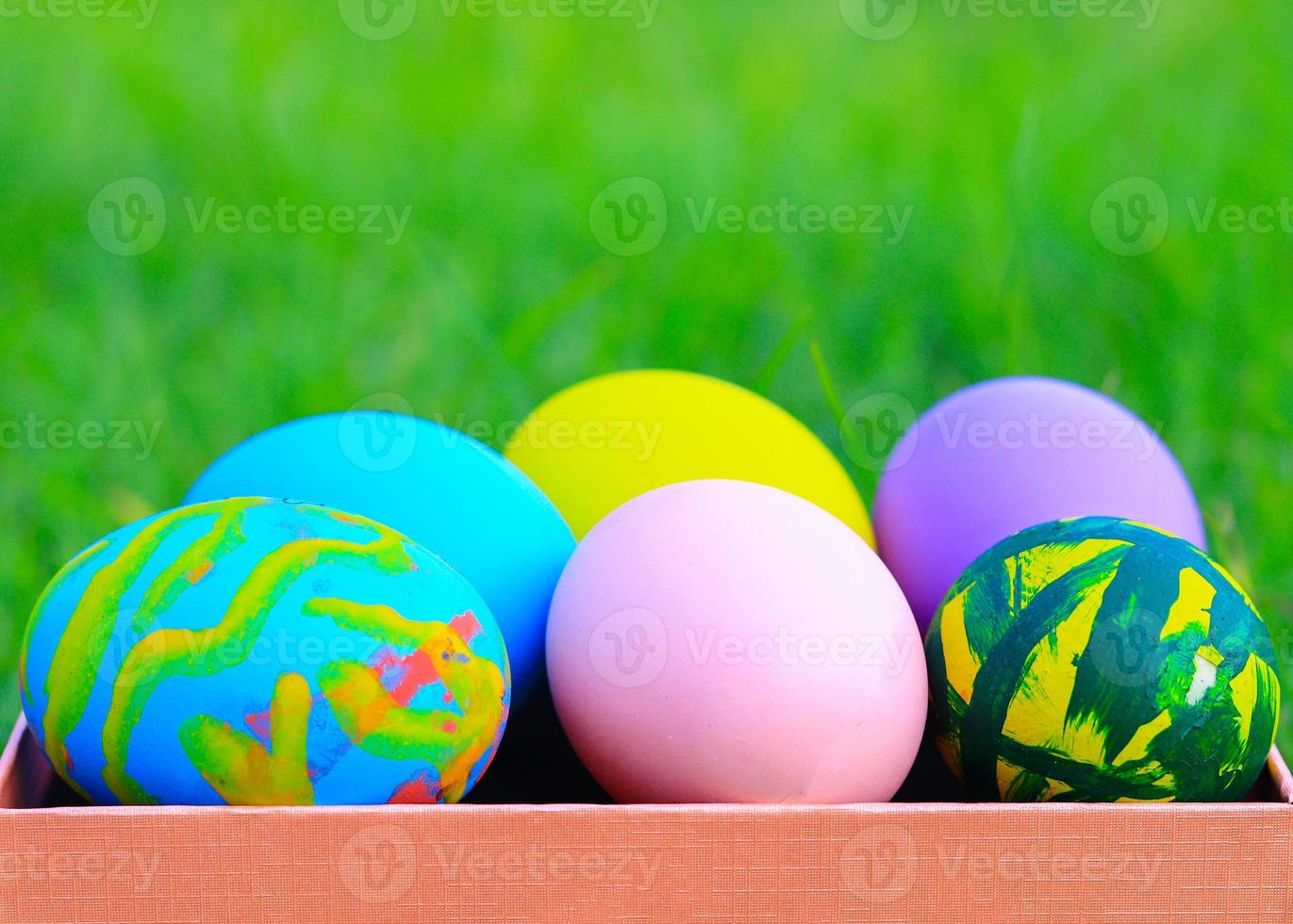 hermosos huevos de pascua multicolores sobre la hierba foto