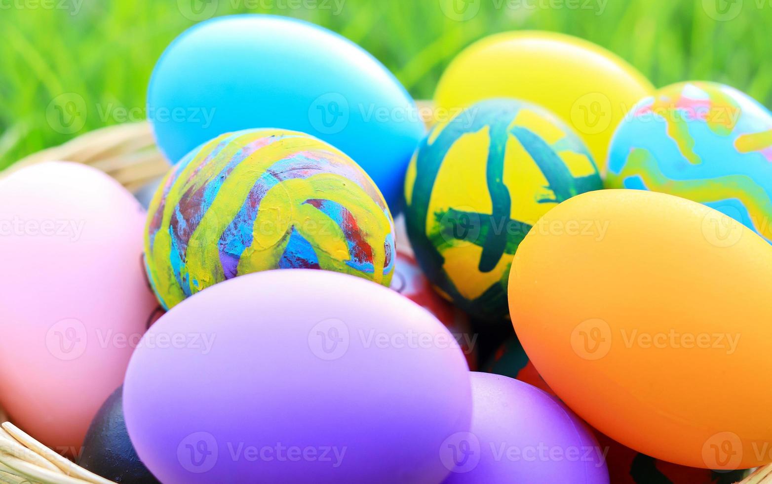 hermosos huevos de pascua multicolores sobre la hierba foto