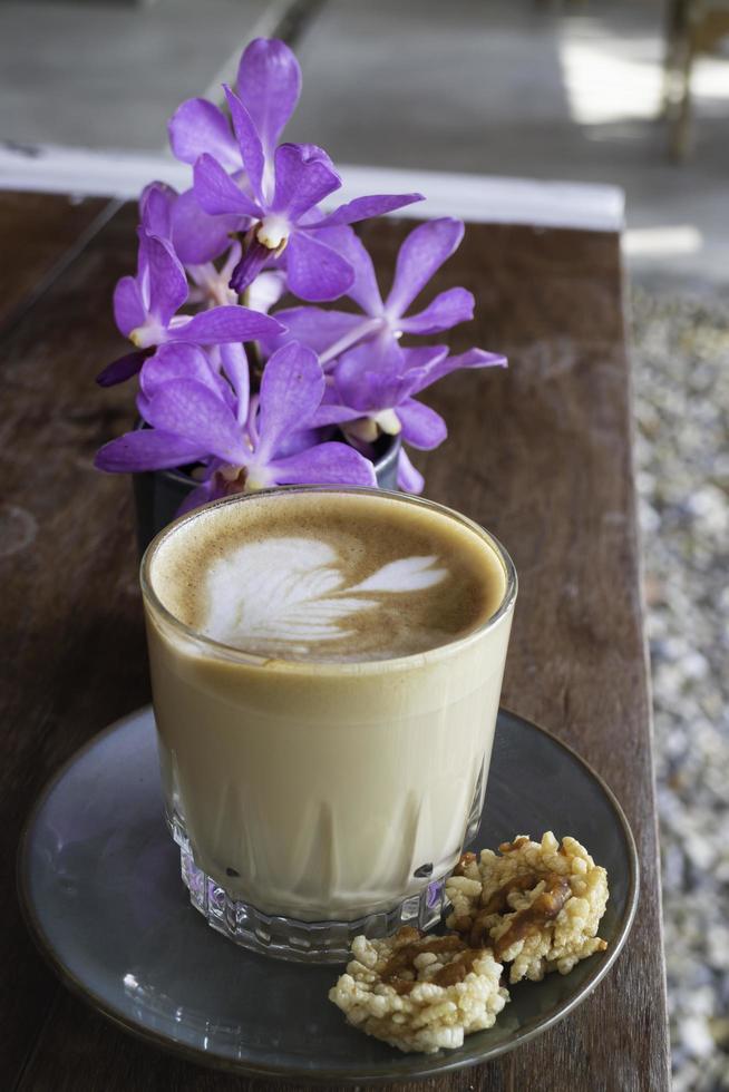 café con leche con una flor morada foto