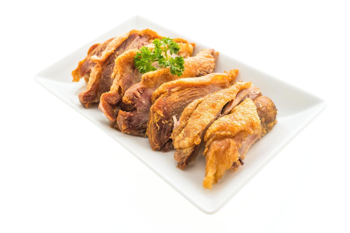 Carne de cerdo crujiente frita en la placa blanca. foto