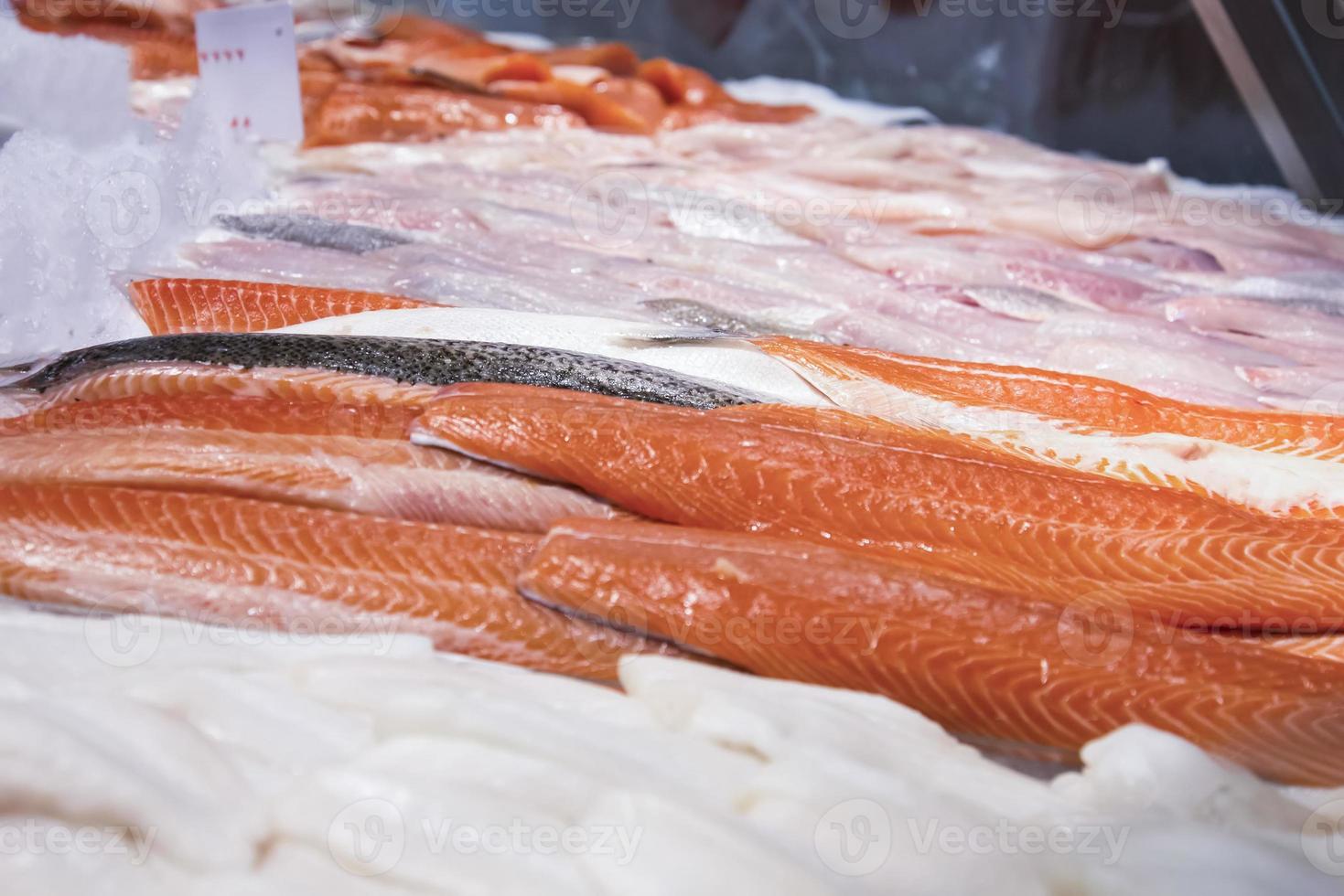 filete de salmón en el mercado foto