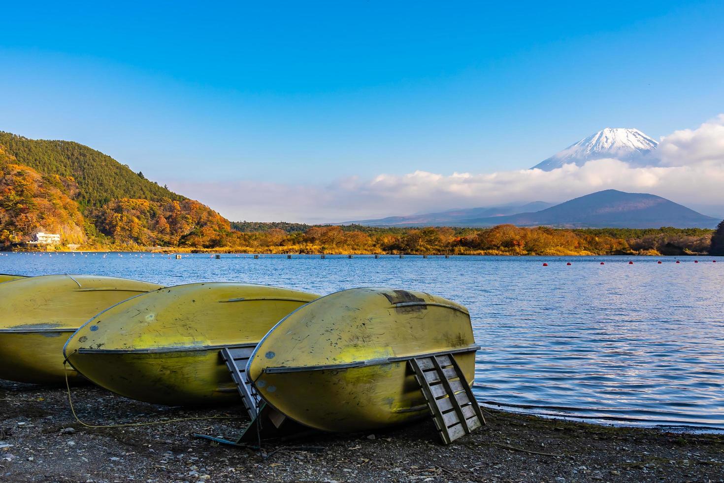 barcos en mt. fuji, japón foto