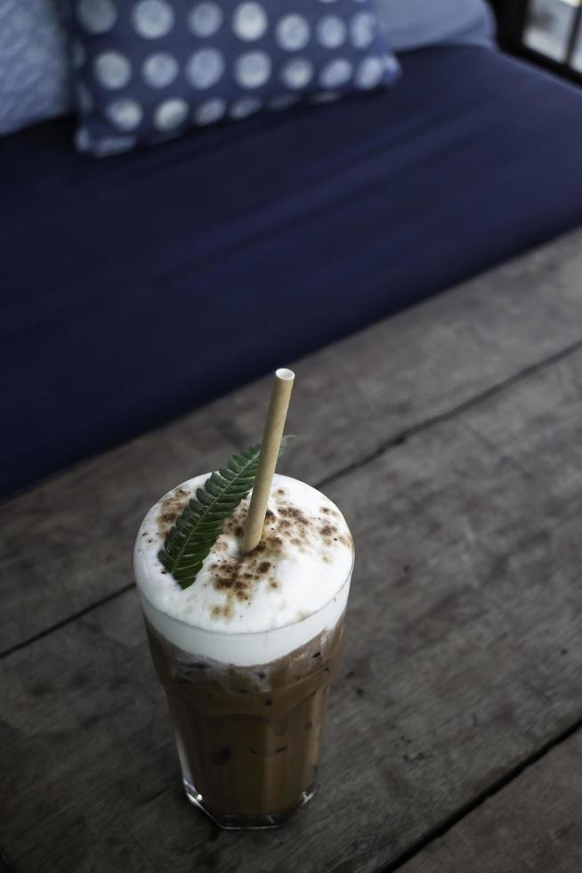 Bebida de café helado decorada con hojas de helecho. foto