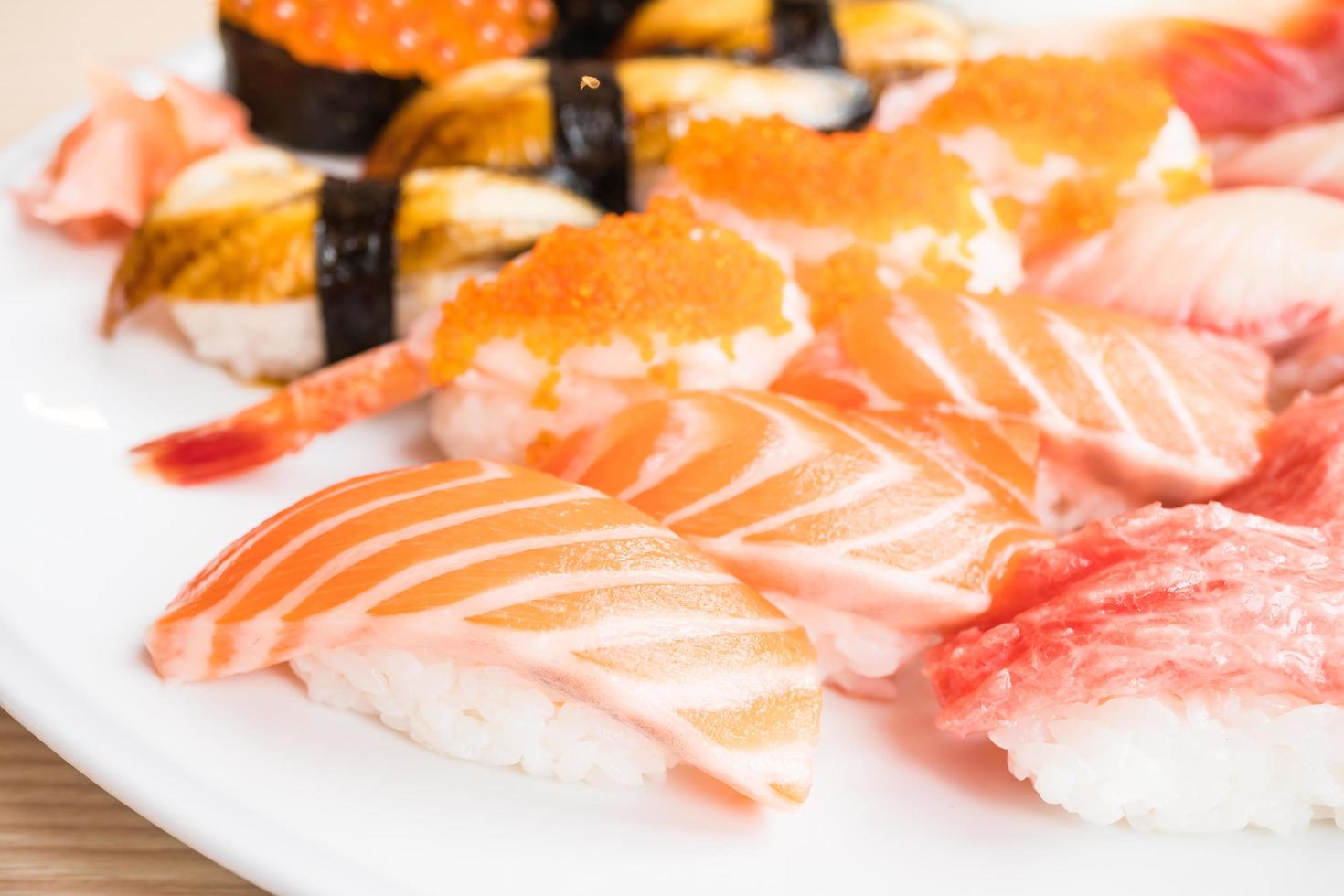 sushi en plato blanco foto