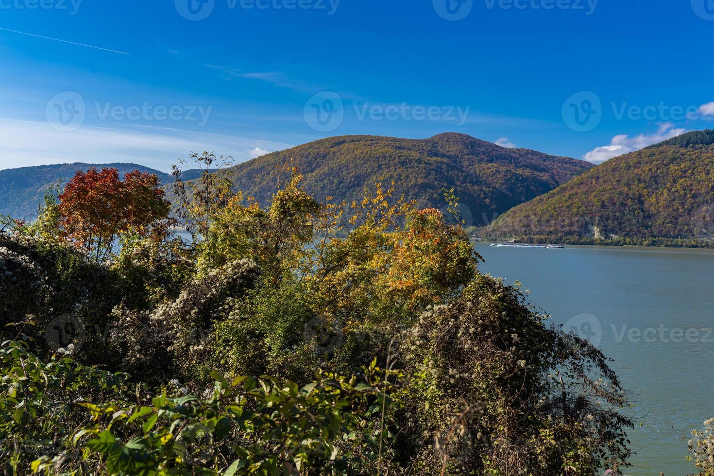 Garganta del Danubio en Djerdap en la frontera serbio-rumana foto