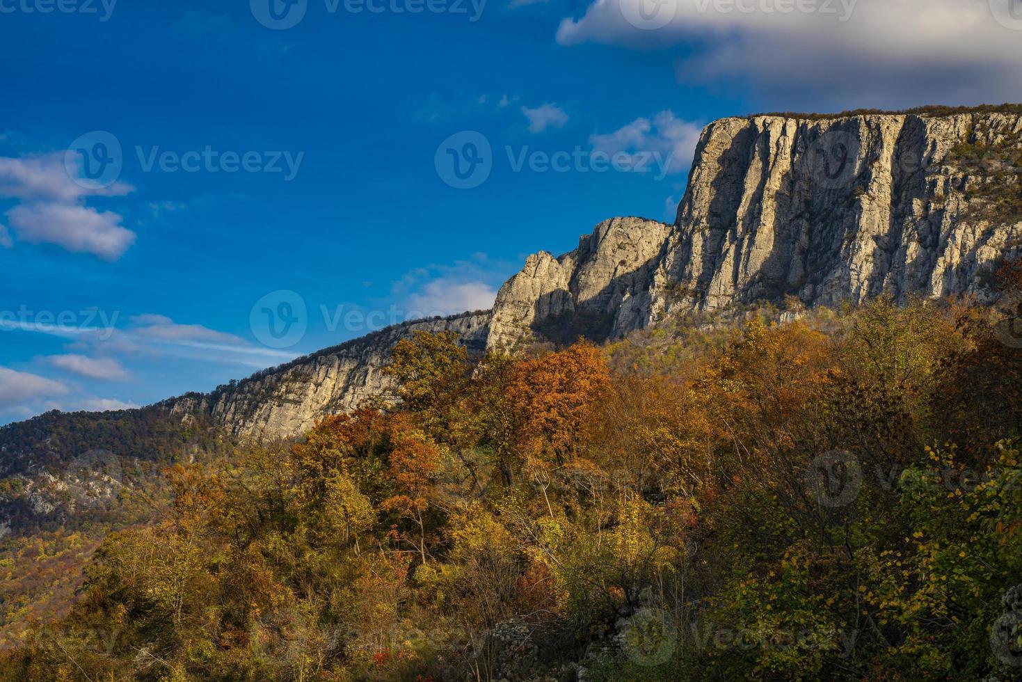 Garganta del Danubio en Djerdap en la frontera serbio-rumana foto