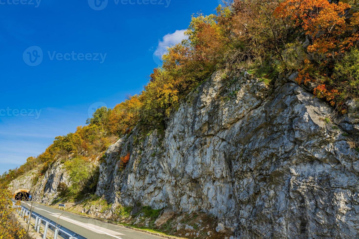 Carretera en el desfiladero del Danubio en Djerdap en la frontera serbio-rumana foto