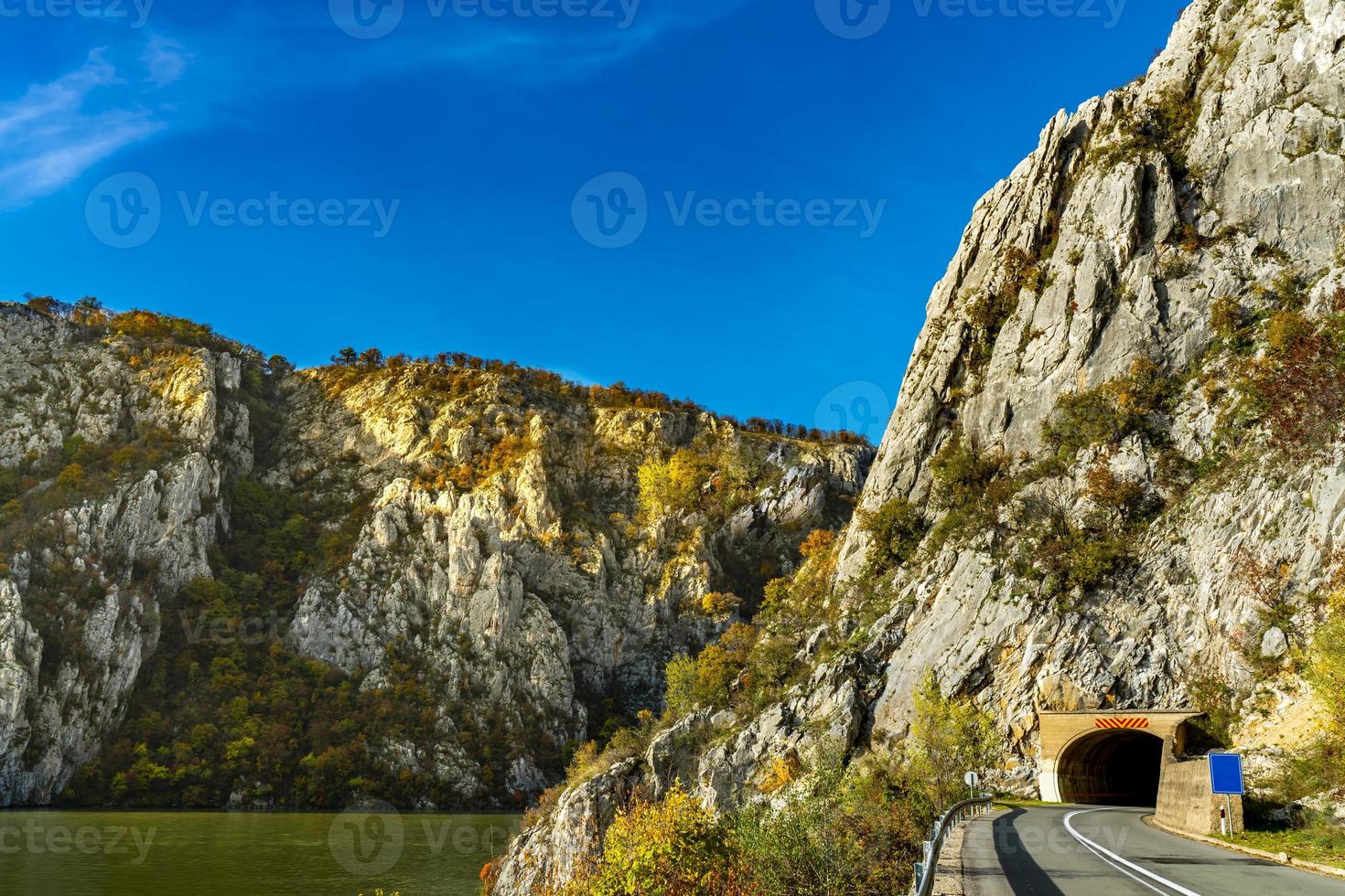 Carretera en el desfiladero del Danubio en Djerdap en la frontera serbio-rumana foto