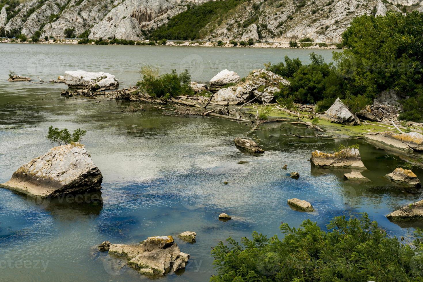 Garganta del Danubio en Djerdap en la frontera serbio-rumana foto