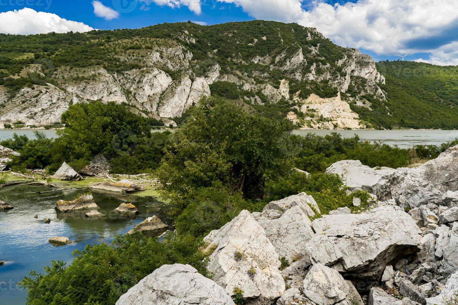 Garganta del Danubio en Djerdap en la frontera serbio-rumana foto