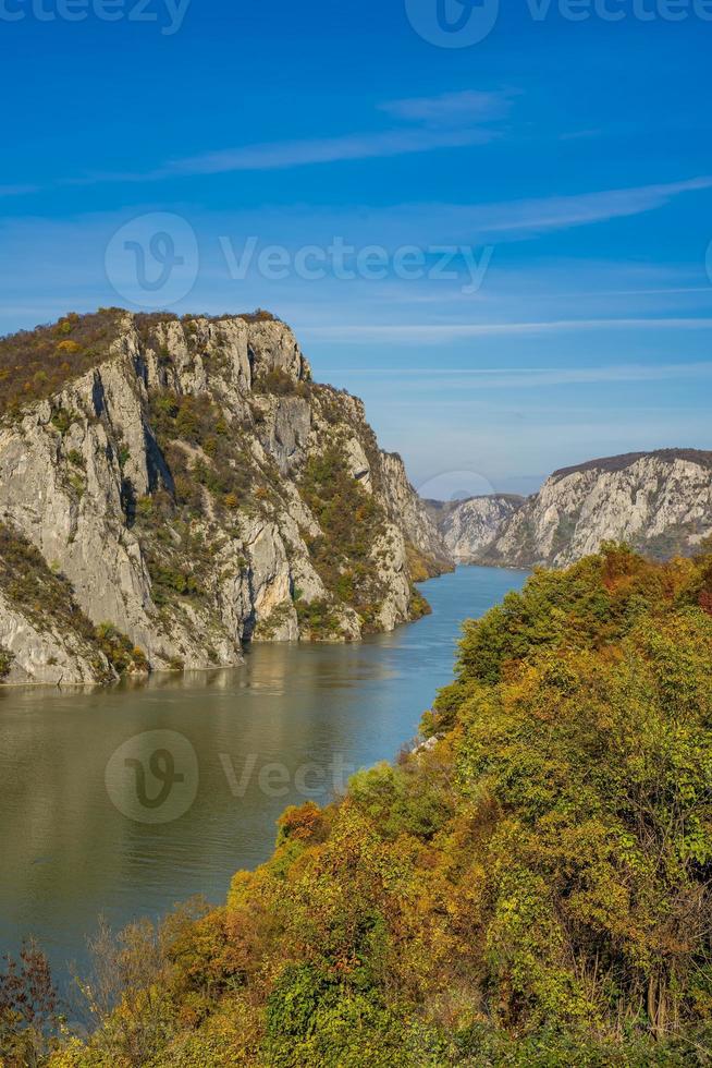 Garganta del Danubio en Djerdap en la frontera serbio-rumana foto