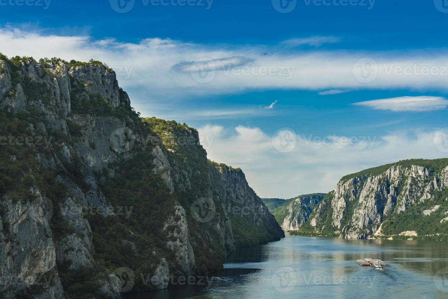 Garganta del Danubio en Djerdap en la frontera serbio-rumana foto