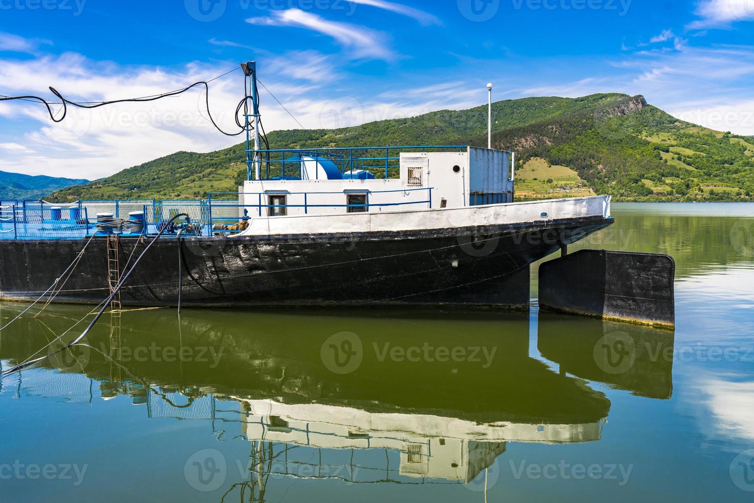 Barco en el desfiladero del Danubio en Djerdap en la frontera serbio-rumana foto