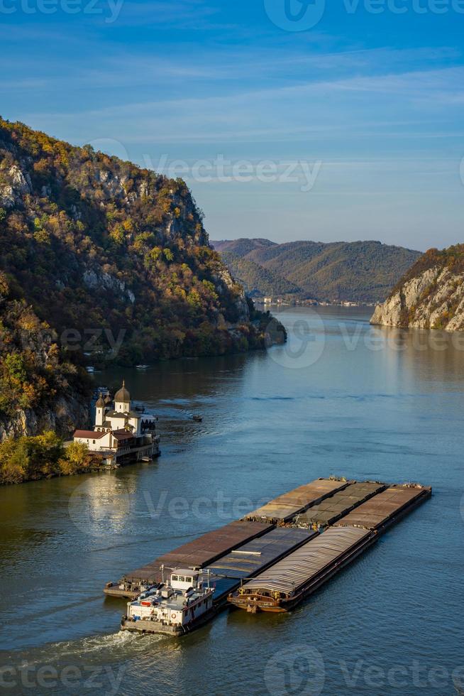 Monasterio de mraconia en el lado rumano de la garganta del río Danubio djerdap foto