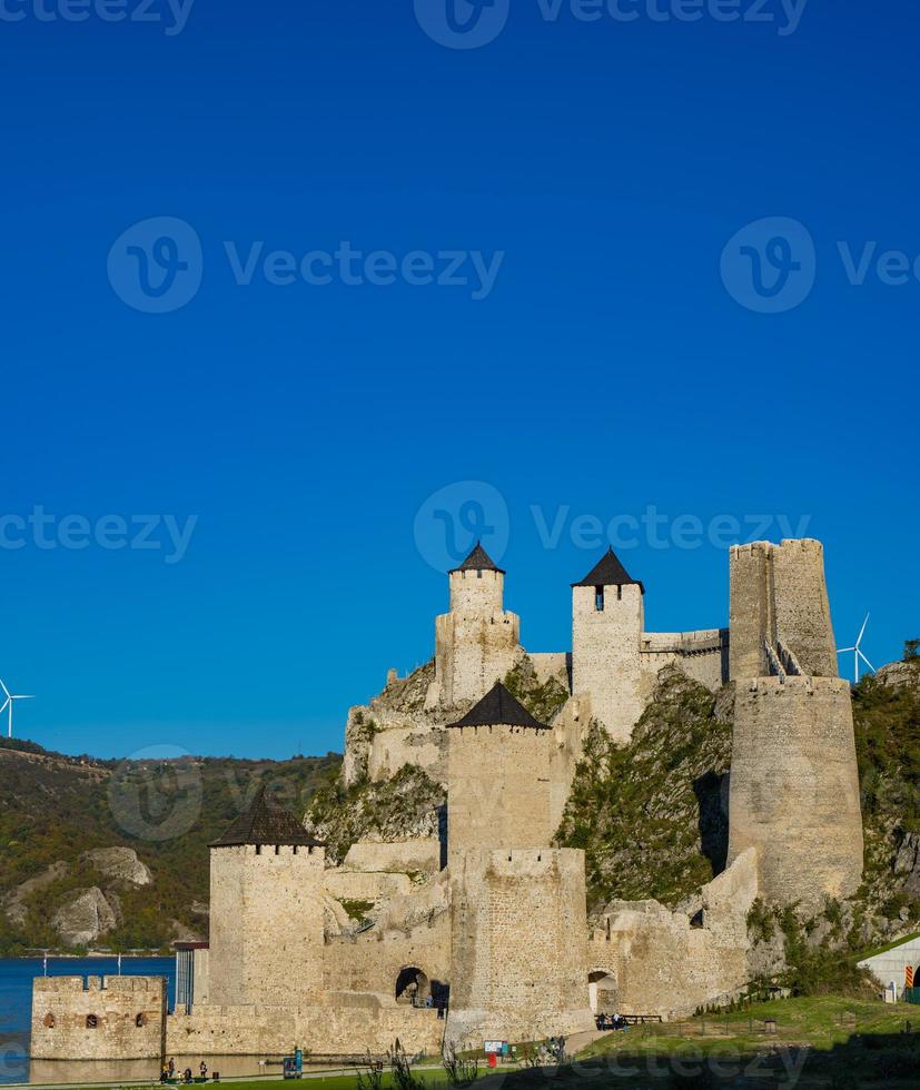 Fortaleza de Golubac en Serbia foto