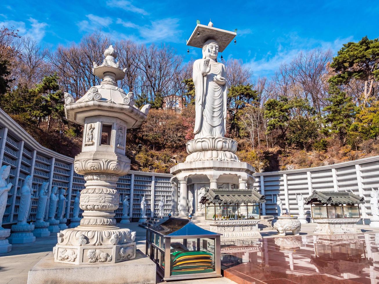 Estatuas budistas en el templo bongeunsa, la ciudad de Seúl, Corea del Sur foto