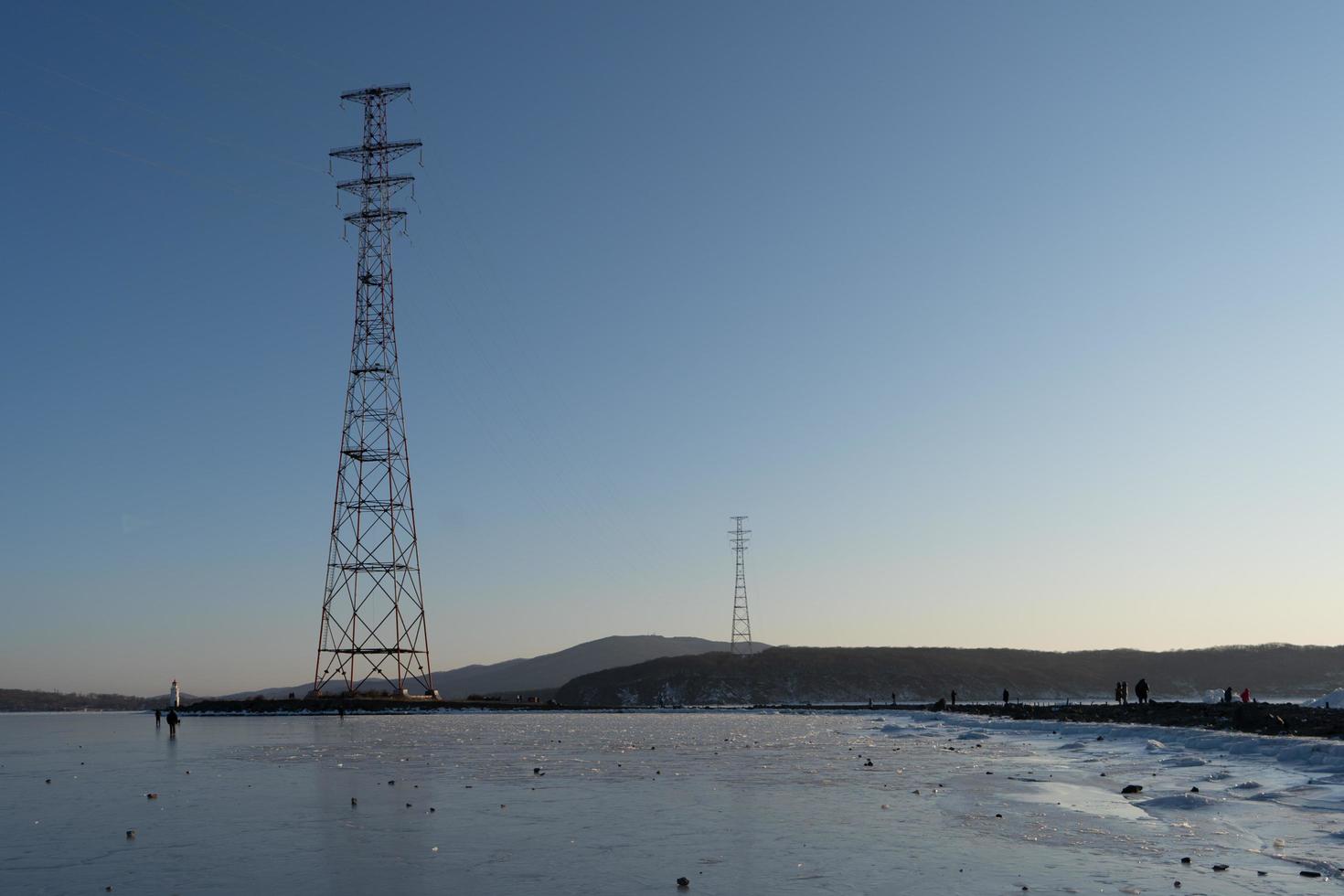 Paisaje marino de agua y montañas con torres de transmisión de electricidad en Vladivostok, Rusia foto