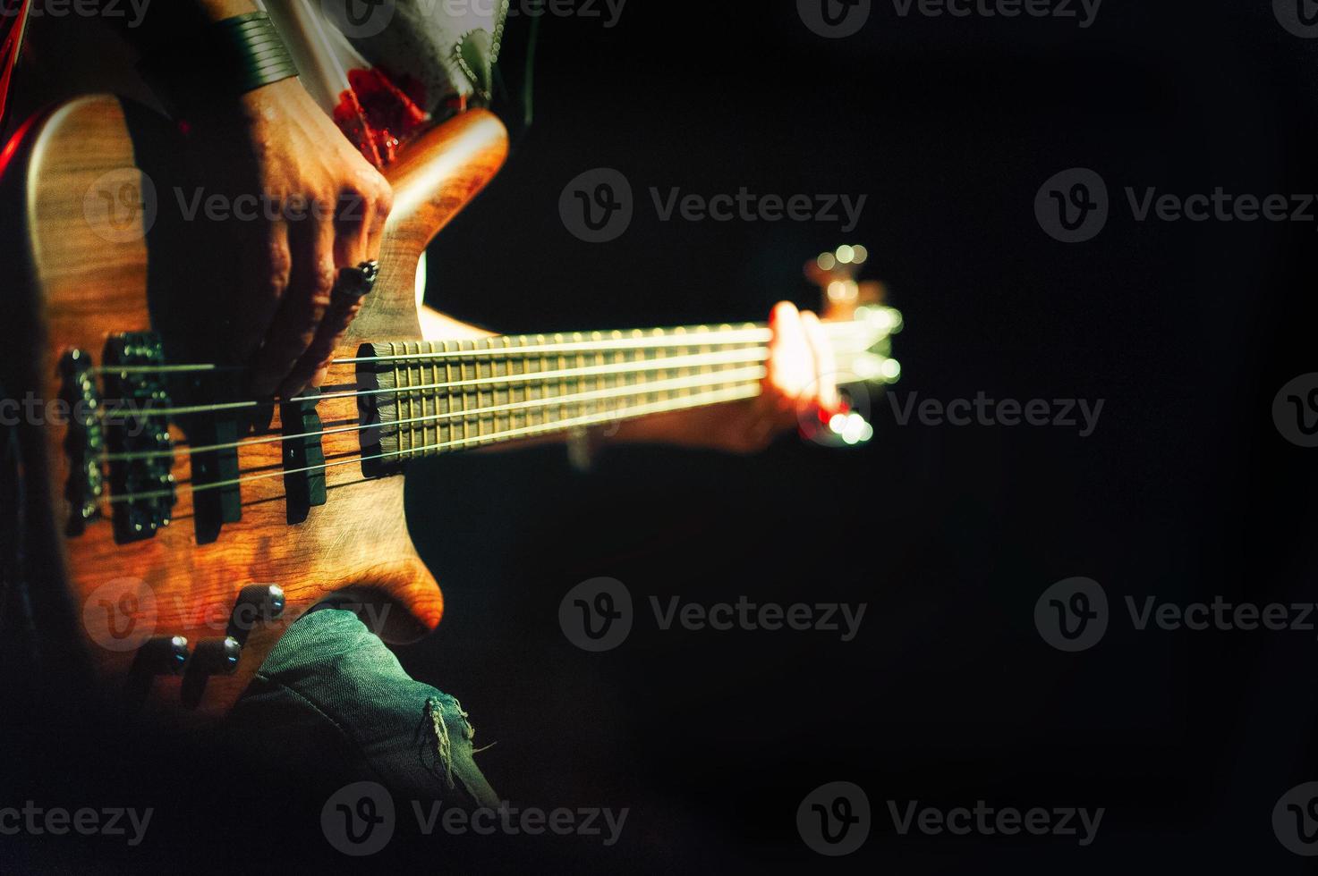 El bajista de pop rock durante una actuación en un concierto. foto